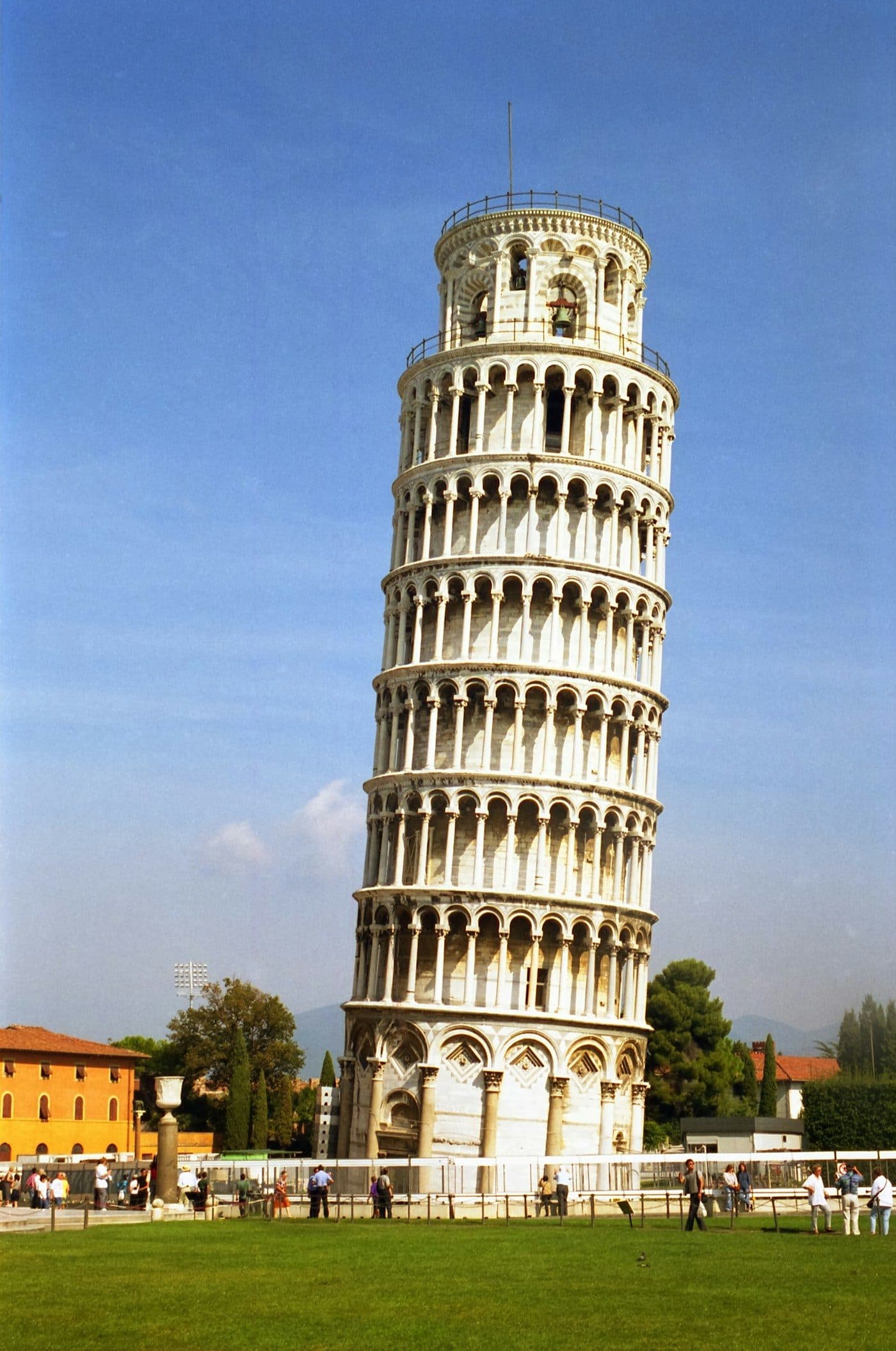 The leaning tower of Pisa on the green lawn of the Piazza dei Miracoli