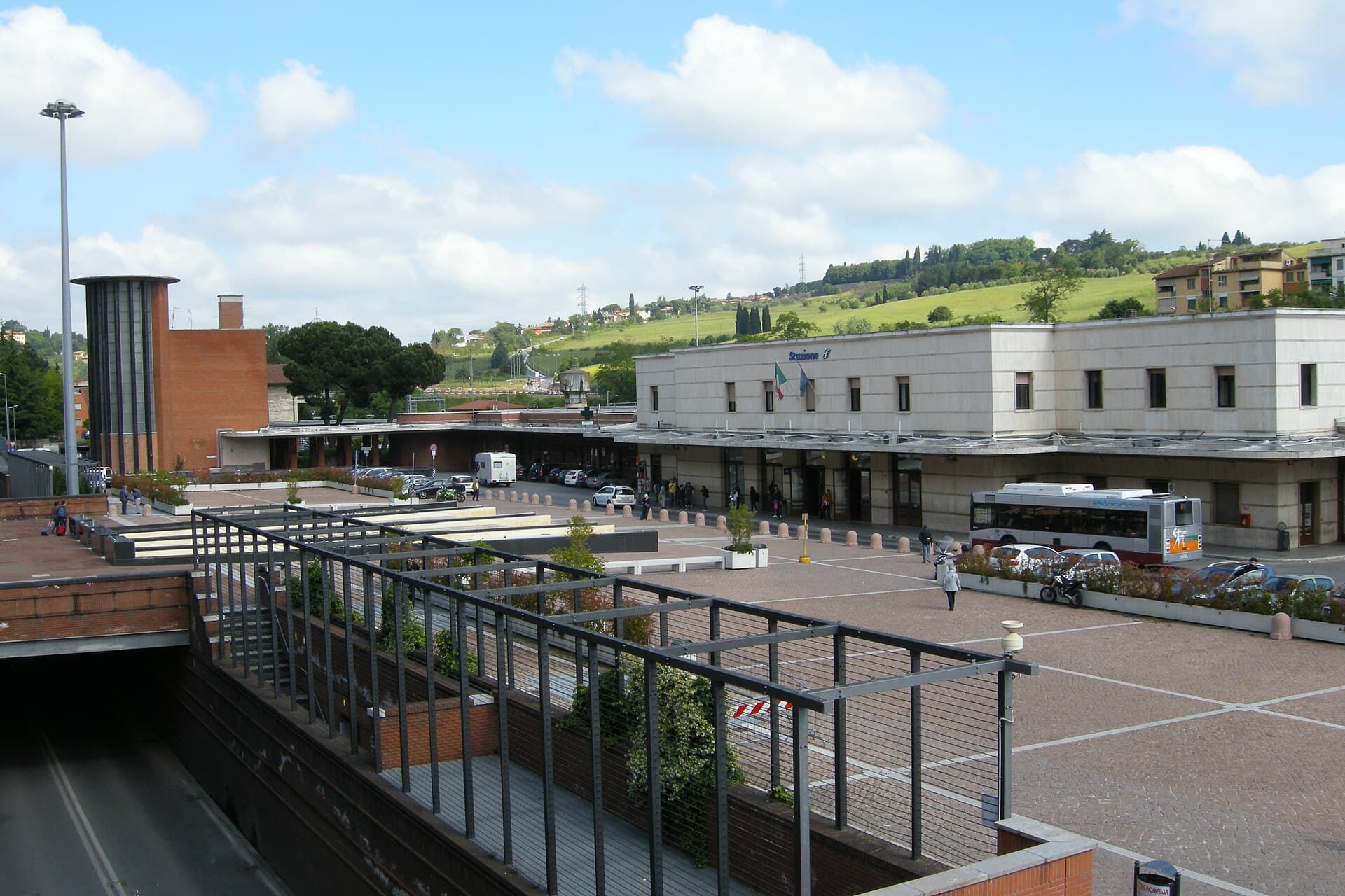 The low modern frontage of Siena railway station, sitting in a valley well outside the walled old town
